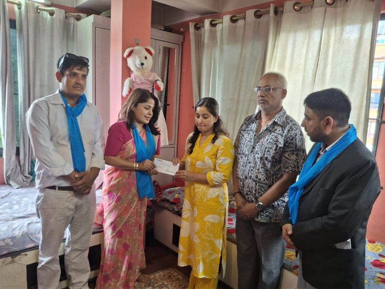 पत्रकार रजकको परिवारलाई रास्वपाले गर्‍यो ३ लाख सहयोग