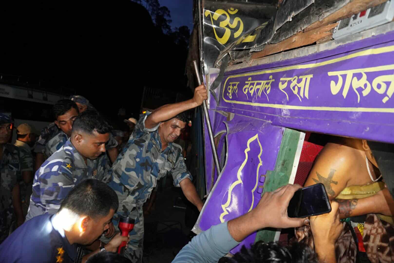 दुई वटा ट्रक ठोक्किँदा च्यापिएका चालकको ३ घण्टापछि उद्धार