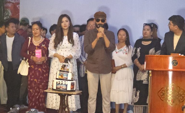 ‘ऊनको स्वीटर’का कलाकार र निर्माताले केक काटेर मनाए ५१ दिन (तस्वीर)