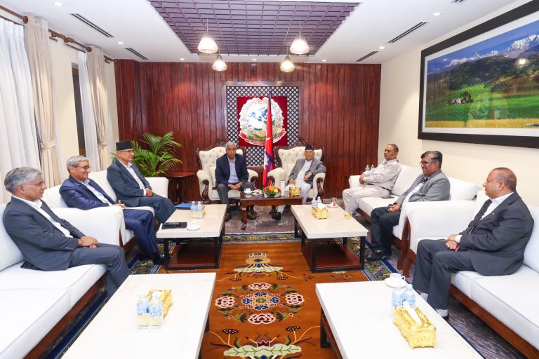 प्रधानमन्त्रीसहित तीन दलका शीर्ष नेताको छलफल जारी