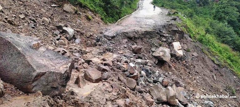 अरनिको राजमार्गमा पहिरो, काठमाडौं आउँदै गरेका गाडी तातोपानी भन्सार क्षेत्रमै रोकिए