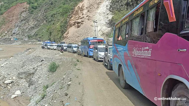 वीपी राजमार्गमा सवारी जामले यात्रु हैरान