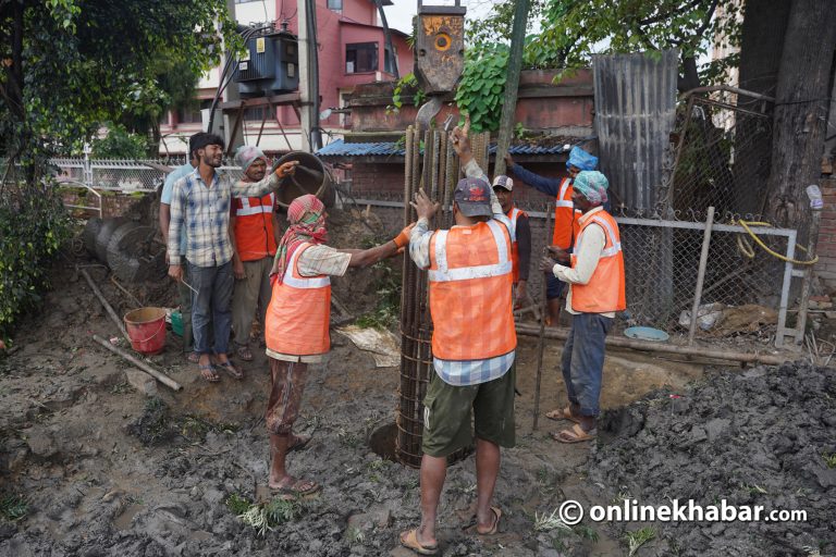 बबरमहलमा बन्‍न थाल्यो आकाशे पुल (तस्वीरहरू)