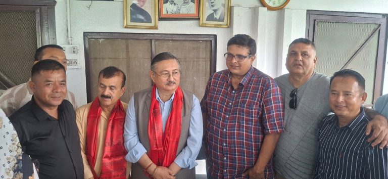 सभापतिसँग टाढिएका बालकृष्ण खाँण कोइराला निवासमा 