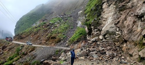 सुक्खा पहिरोले बेनी–जोमसोम सडक अवरुद्ध