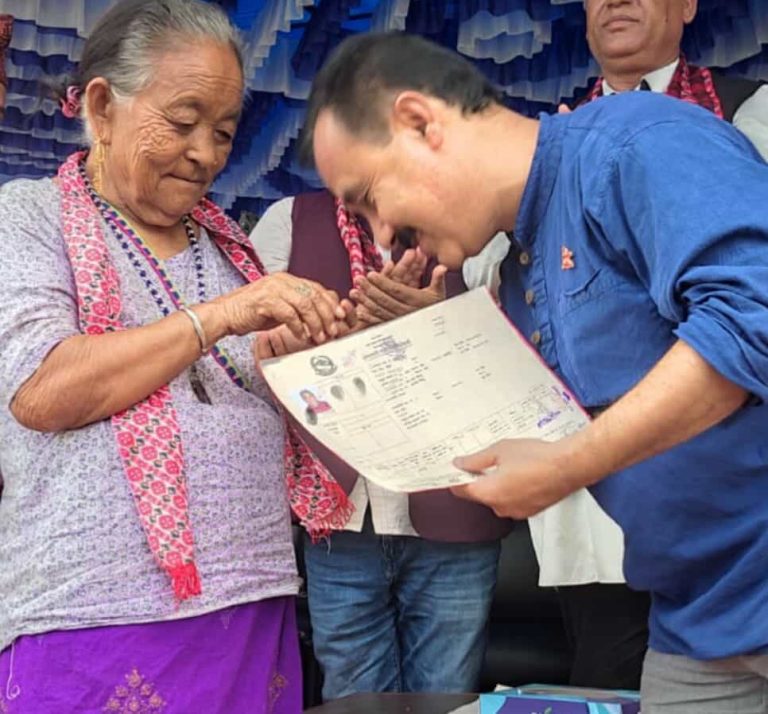 कांग्रेस महामन्त्री शर्माले सुरु गरे आफ्नो निर्वाचन क्षेत्रमा धनीपुर्जा वितरण