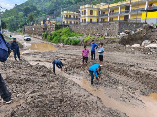बीपी राजमार्गमा ८ ठाउँमा बाढीपहिरो, सडक पूर्णरुपमा अवरुद्ध