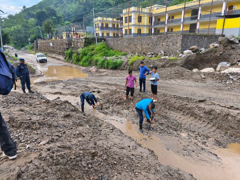 बीपी राजमार्गमा ८ ठाउँमा बाढीपहिरो, सडक पूर्णरुपमा अवरुद्ध