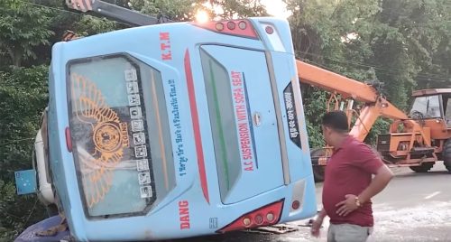 काठमाडौंबाट दाङ जाँदै गरेको बस कपिलवस्तुमा दुर्घटना