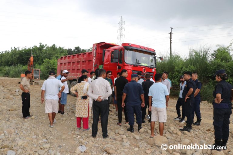 बस्ती नै जोखिममा पारेर अवैध उत्खनन्