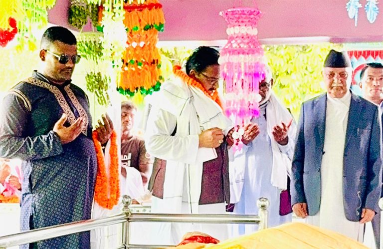 प्रधानमन्त्री ओली चढाए रौजा मजारको समाधिस्थलमा चादर