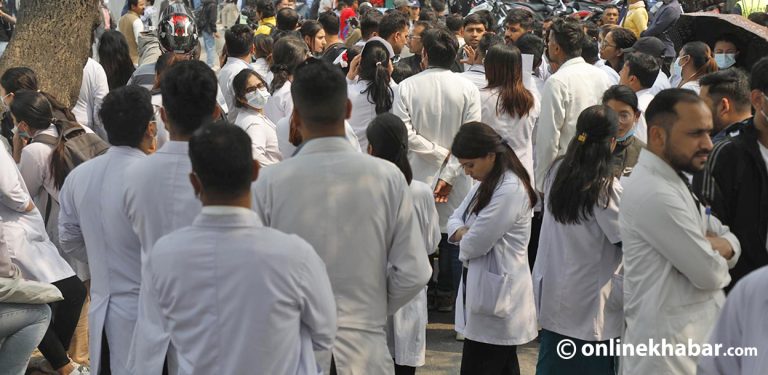 चिकित्सक संघका अध्यक्ष डा. कार्कीको चेतावनी : लाइसेन्स बुझाएर काम छाड्छौं