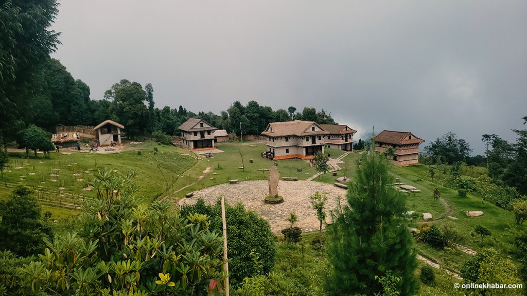 चोलुङ पार्कमा कुहिरोसँग लुकामारी
