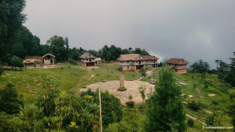 चोलुङ पार्कमा कुहिरोसँग लुकामारी