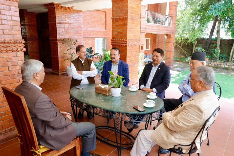देउवालाई भेट्न पुगे कांग्रेसका पाँच पूर्वपदाधिकारी