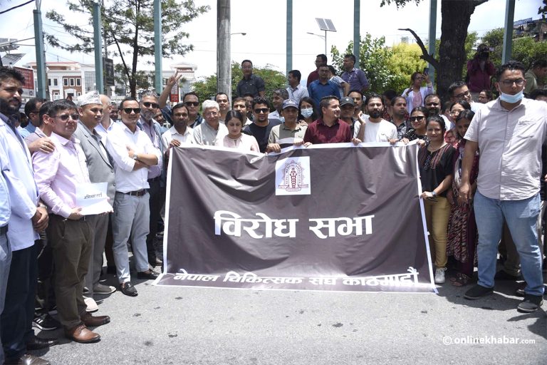 सडकमा उत्रिएका डाक्टरले मेडिकल काउन्सिललाई लाइसेन्स बुझाउँदै