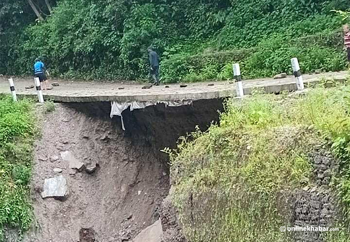 दोलखाको सिंगटी–लामाबगर र लापिलाङ सडक अवरुद्ध