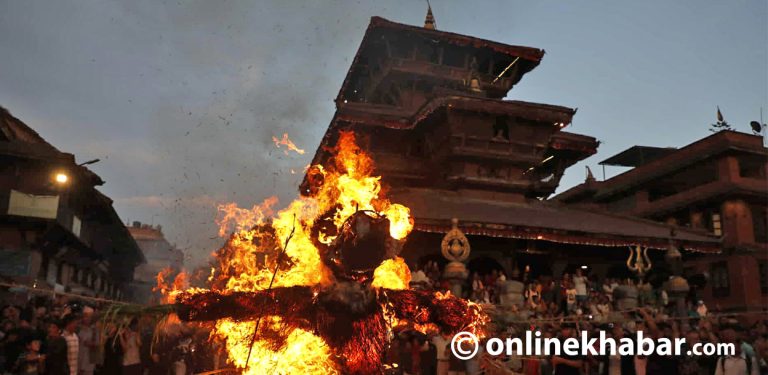 भक्तपुरमा ‘भूत’ भगाएर मनाइयो गठेमंगल पर्व (तस्वीरहरू)