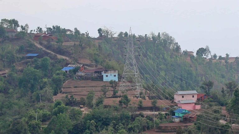 गुल्मीमा हावाहुरीले विद्युत सेवा अबरुद्ध