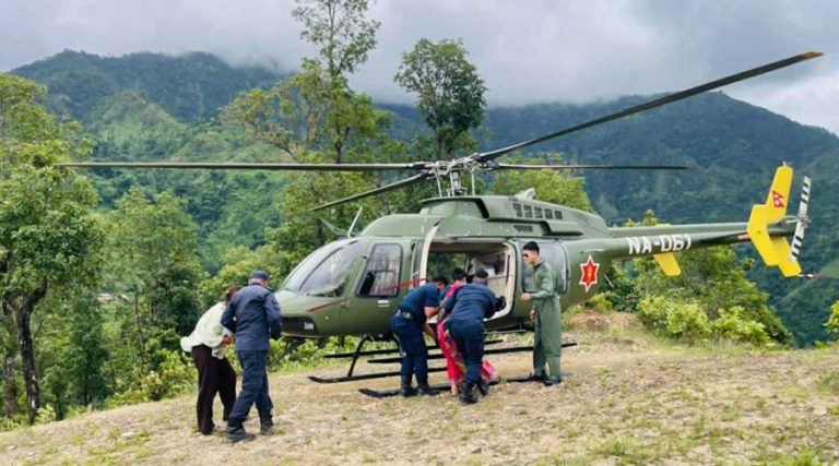 गर्भवतीलाई हेली एम्बुलेन्सबाट उद्धार