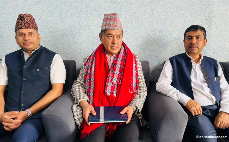 ५०० बोरिङ खन्ने भएपछि विद्युत आपूर्ति बुझ्न जनकपुर जाँदै हितेन्द्र देव
