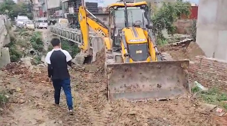 जेसीबी लगाउँदा सडकमा धुलो आएपछि महानगरले तिरायो ५० हजार