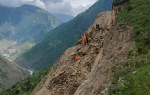 कर्णाली करिडोरमा सडक खन्ने क्रममा स्काभेटर पुरियो