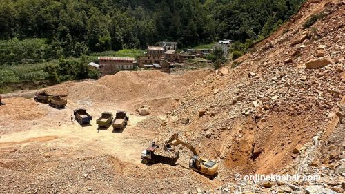 काभ्रेको बेथानचोकमा अनियन्त्रित दोहन : ब्रेकर चलाउँदा जमिन थर्किन्छ, बालबालिका तर्सिन्छन्