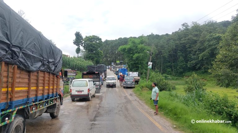 खहरेखोलाबाट आएको लेदोले बीपी राजमार्ग अवरुद्ध