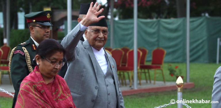 सञ्चारकर्मीसँग साक्षात्कार नगरी विमानस्थलबाट निस्किए प्रधानमन्त्री ओली