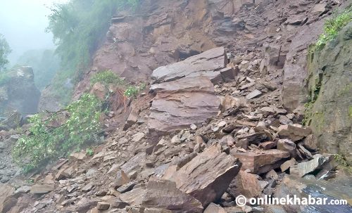गुल्मीको रिडी–वामीटक्सार र बैतडीको दशरथचन्द राजमार्ग अवरुद्ध