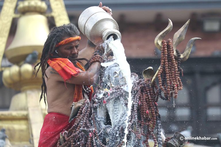 मखन महादेवलाई ‘दुग्ध स्नान’ (तस्वीरहरु)