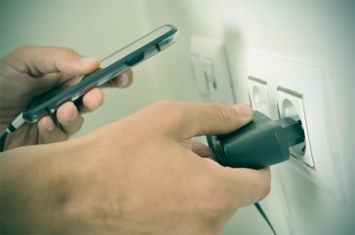 मोबाइल फोनको चार्जर छुटाउँदा करेन्ट लागेर मृत्यु