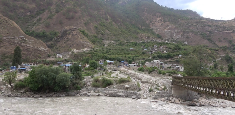 ‘पानी पर्‍यो भने निद्रा लाग्दैन, बच्चाहरूले घर छोडेर जाउँ भन्छन्, जाने ठाउँ छैन’
