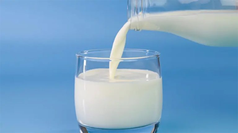 बालबालिकालाई विद्यालयमा दैनिक एक गिलास दूध वितरण   