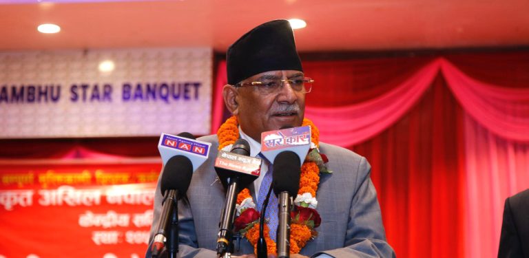 ओलीले नै मदनका ४ श्रीमती थिए भनिदिए, एमाले संकटमा छ : प्रचण्ड