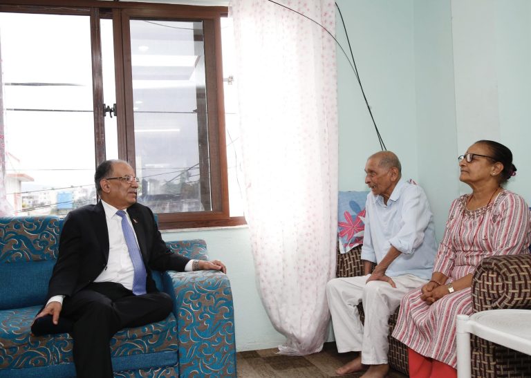 मोहन वैद्यलाई भेटेर प्रचण्डले लिए स्वास्थ्यबारे जानकारी