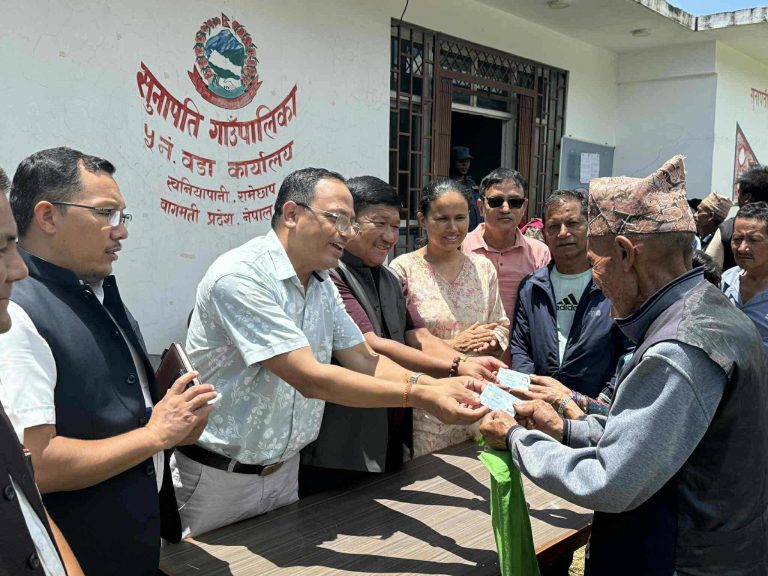 रामेछापमा वडामै पुगेर राष्ट्रिय परिचय पत्र वितरण