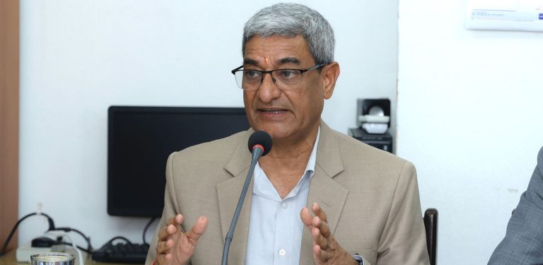 गृहमन्त्रीको प्रश्न : प्रहरीलाई हतियार नकिनेर मिठाइ पठाउने ?
