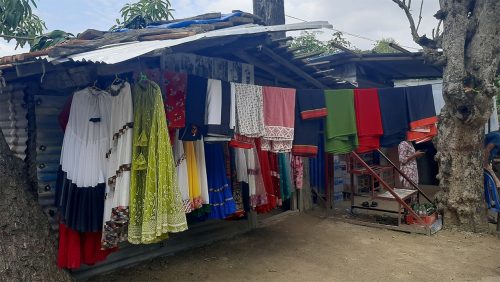 जातीय पोशाक बेचेर मासिक ३० हजार कमाउँछिन् रञ्जिता चौधरी