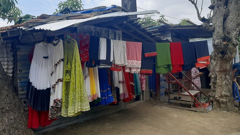 जातीय पोशाक बेचेर मासिक ३० हजार कमाउँछिन् रञ्जिता चौधरी