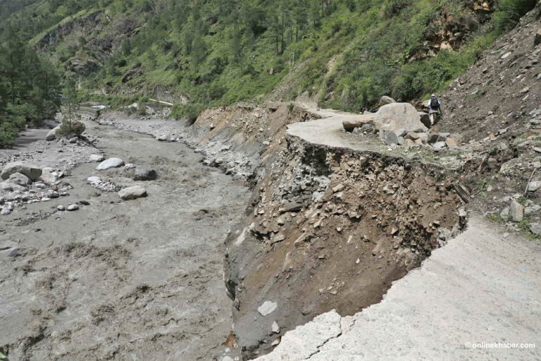 एक दर्जन स्थानमा राजमार्ग अवरुद्ध, १० असोजभित्र सञ्चालन गर्ने लक्ष्य