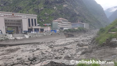 रसुवा बाढी : केरुङतर्फ थुनिएको खोला खोल्दै चिनियाँ पक्ष