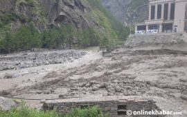 केरुङमा रोकिएका नेपालीलाई तातोपानी नाकाबाट नेपाल ल्याइने