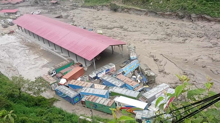रसुवागढी भन्सारमा मालवस्तु बोकेका १ सयभन्दा बढी गाडी बगेको प्रारम्भिक अनुमान