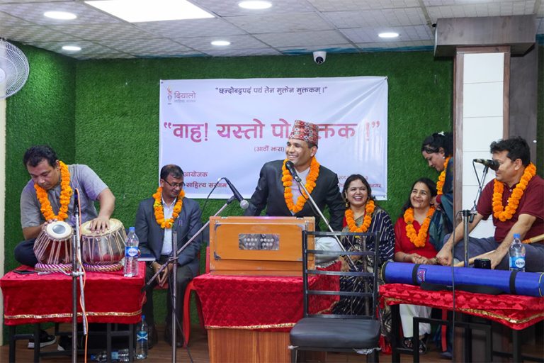 सन्तोषले प्रत्यक्ष गाए मुक्तक, सहभागीले भने ‘ऐतिहासिक’