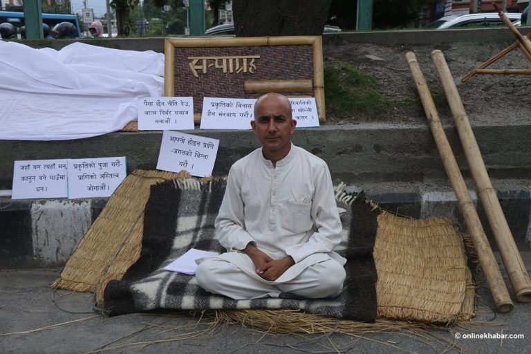 दिक्तेलका मेयरले काठमाडौंमा सुरु गरे ‘सत्याग्रह’