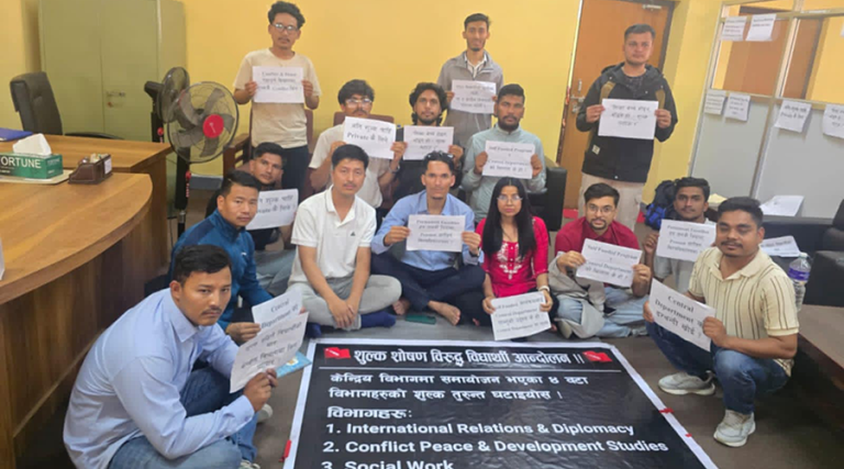 त्रिवि उपकुलपतिको ढोकामा अखिल क्रान्तिकारीको धर्ना, शुल्क घटाउन माग