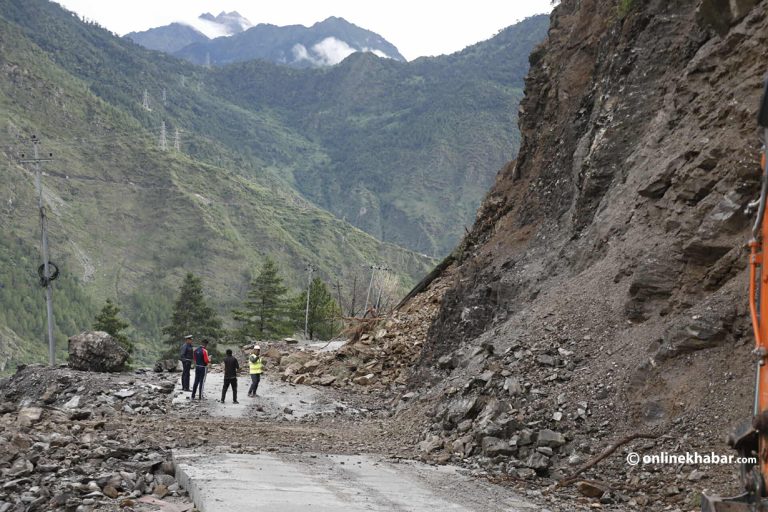 रसुवाको ठूलोभार्खुमा पहिरो, धुन्चे–स्याफ्रुबेसी खण्ड अवरुद्ध