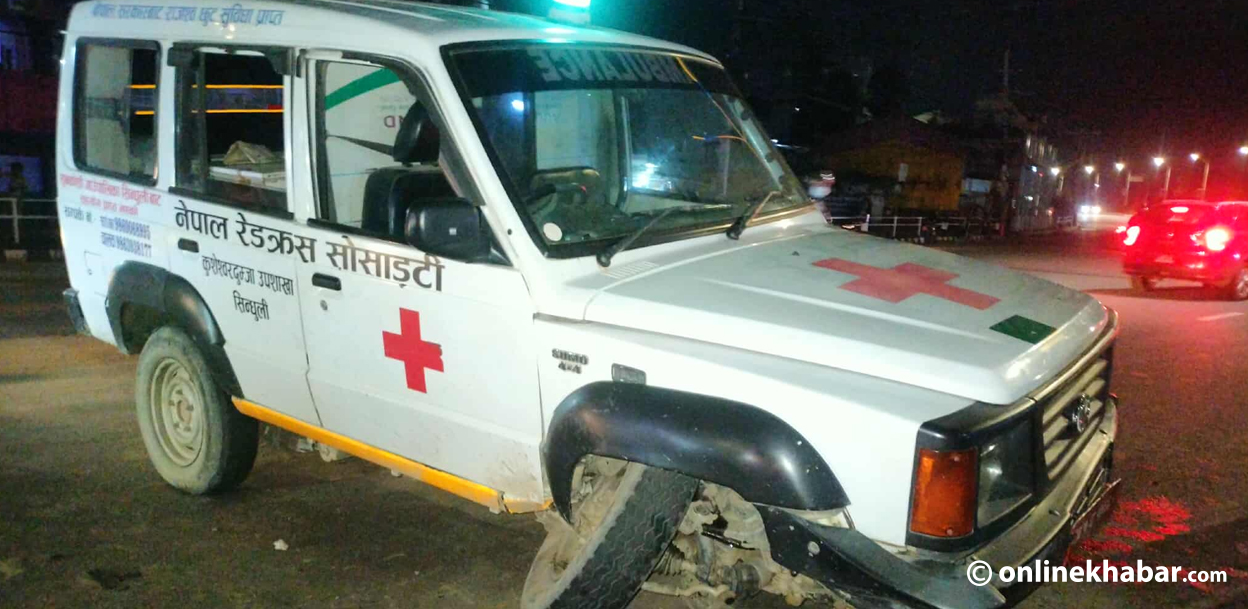 तीनकुनेमा गुडिरहेको एम्बुलेन्सको टायर पड्कियो, चालक घाइते